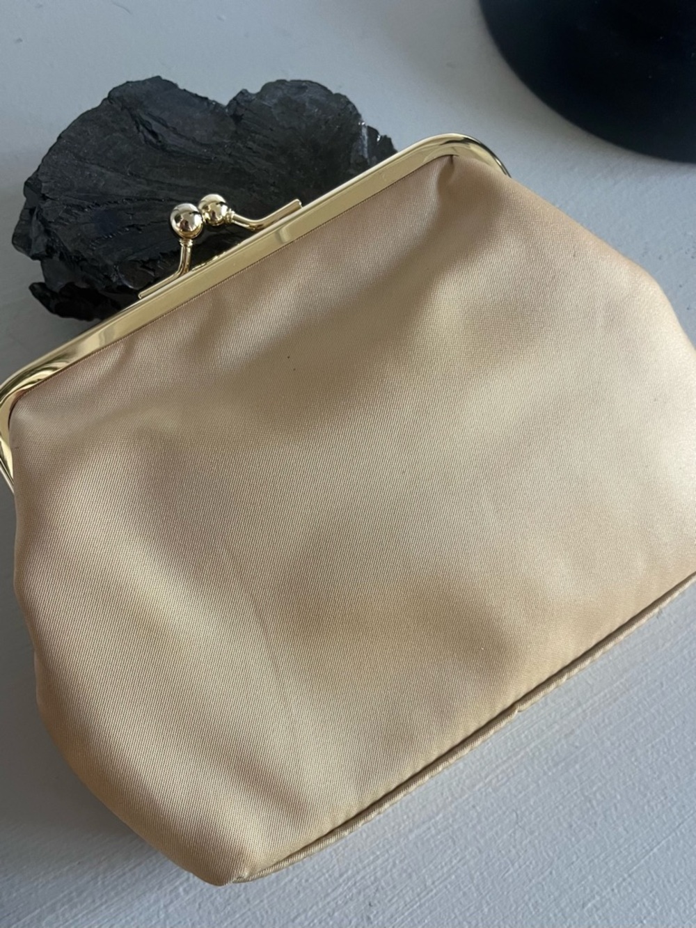 Dooney & Bourke Kisslock Clutch Champagne Satin Pouch Gold Frame - Picture 3 of 5